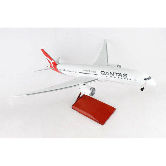 1/100 QANTAS B7879 with Landing Gear and Wooden Stand
