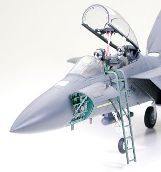 1/32 Boeing F15E Strike Eagle with Bunker
